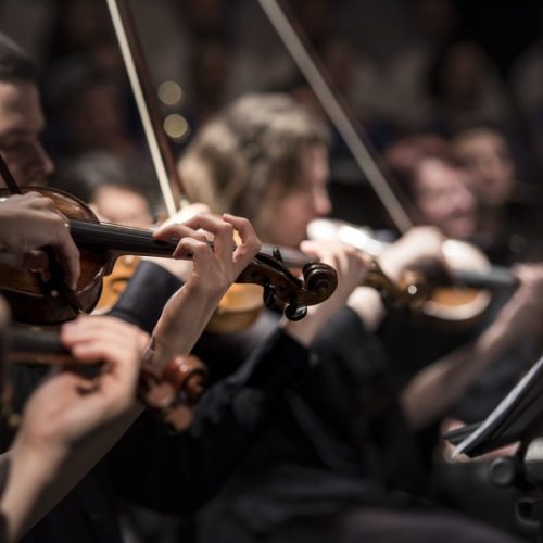 Jak się ubrać na koncert do filharmonii? Sprawdzone porady
